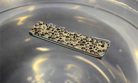 Inventan un metal ligero que puede flotar en el agua 